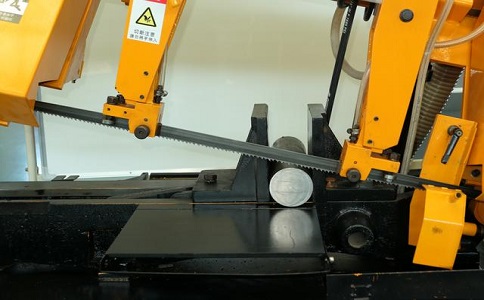 福绵数控带锯床自动送料精度会出现偏差吗？